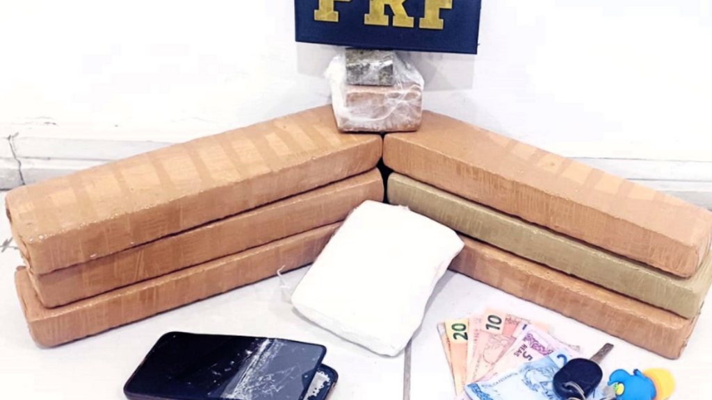 Foto Divulgação PRF - Laguna - Drogas estavam escondidas em bolsa dentro de veículo abordado pela PRF