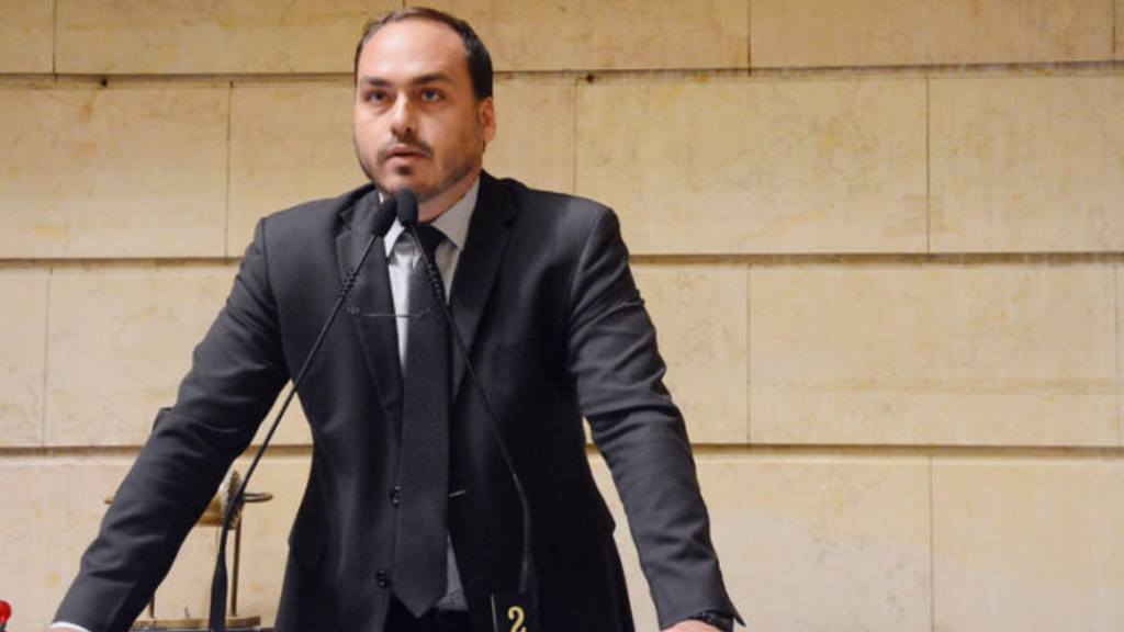 Carlos Bolsonaro volta a falar sobre candidatura em SC e declarações movimentam debate político no estado