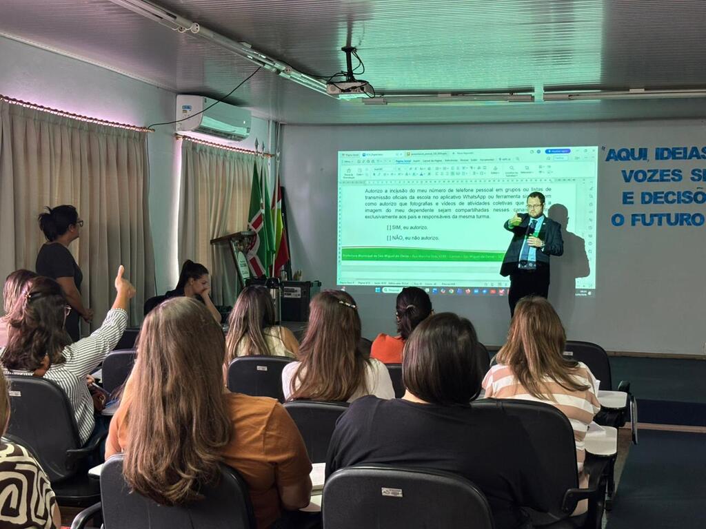 Profissionais da Educação participam de reunião sobre o ECA Digital