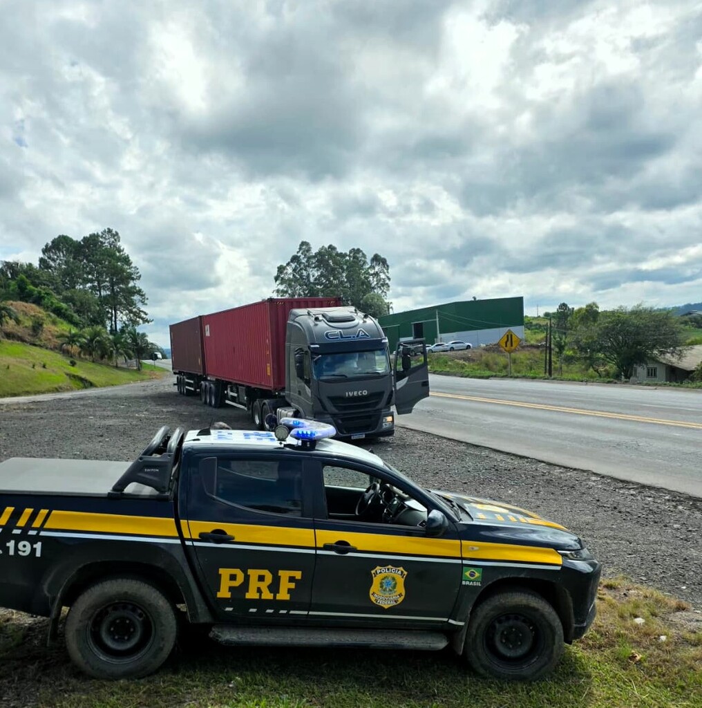Carreta é flagrada com freios inoperantes e excesso de peso na BR-470