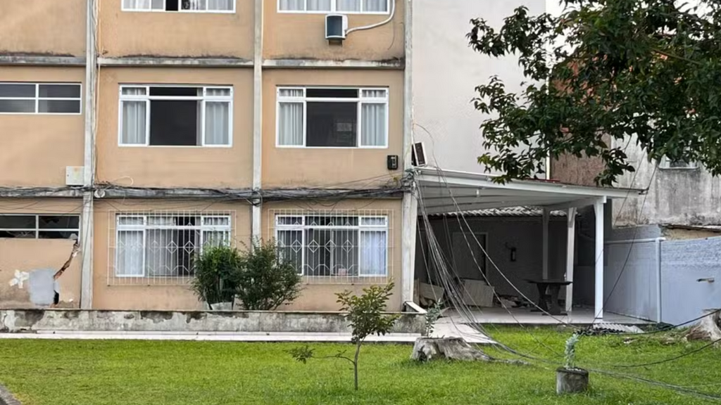 Prédio cede e moradores saem às pressas e gera medo entre vizinhos