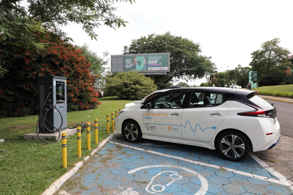 Udesc Lages sedia eletroposto e reforça compromisso com a mobilidade sustentável