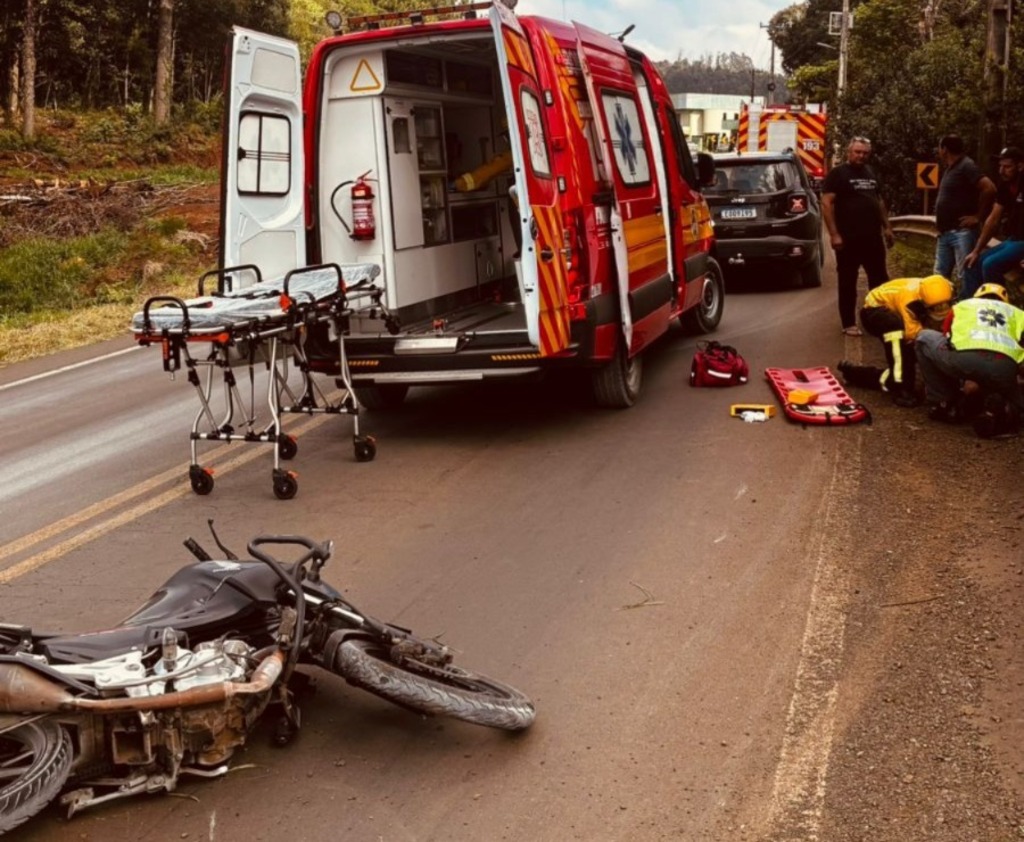 Motociclista fica ferido após queda causada por cimento na pista em Rio das Antas