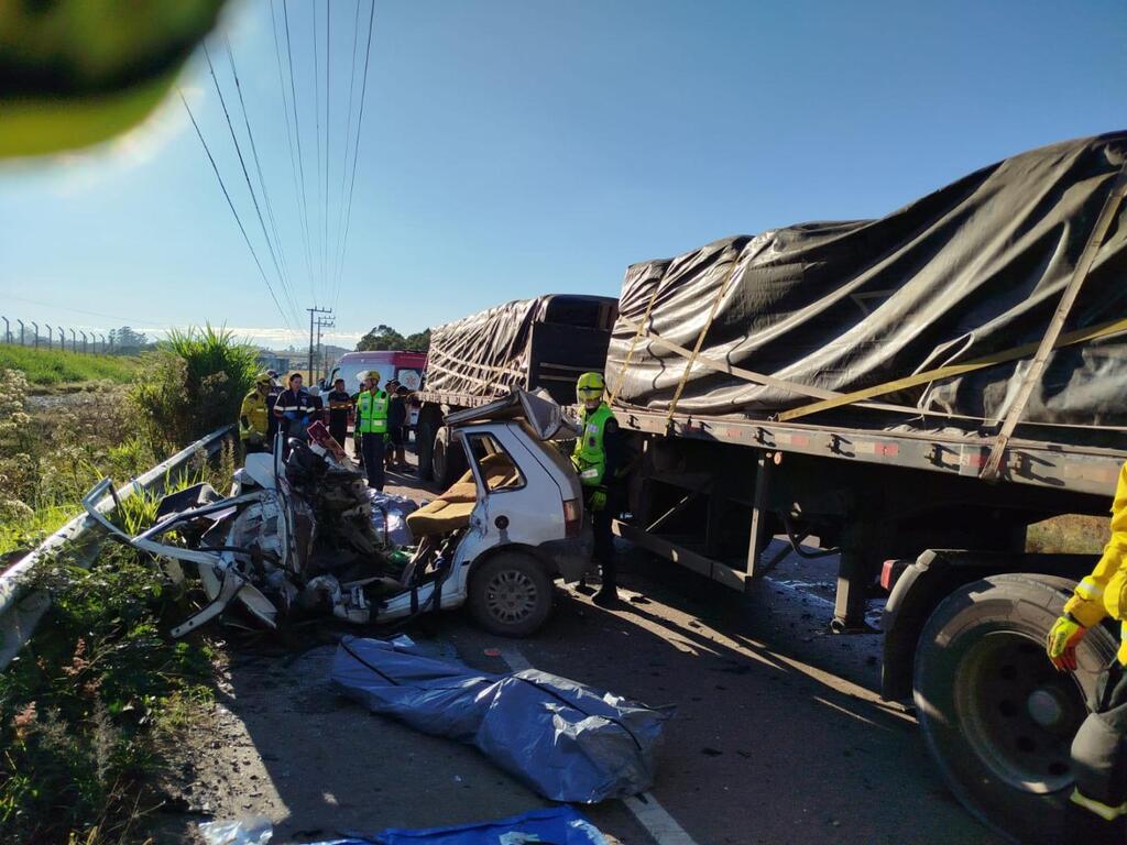 Acidente entre carro e caminhão mata cinco pessoas na SC-110