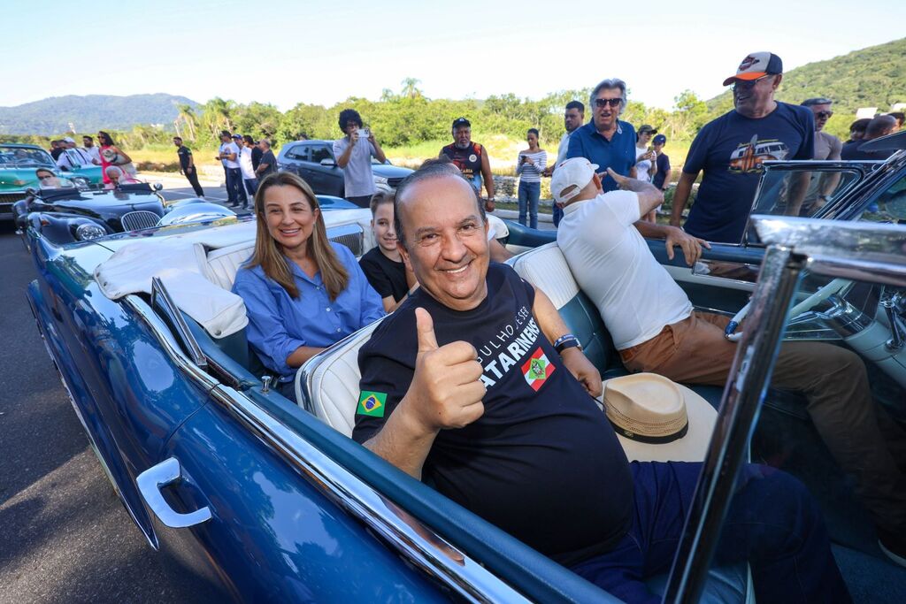 Em Balneário Camboriú, governador Jorginho Mello participa de carreata que celebra a Rota do Antigomobilismo
