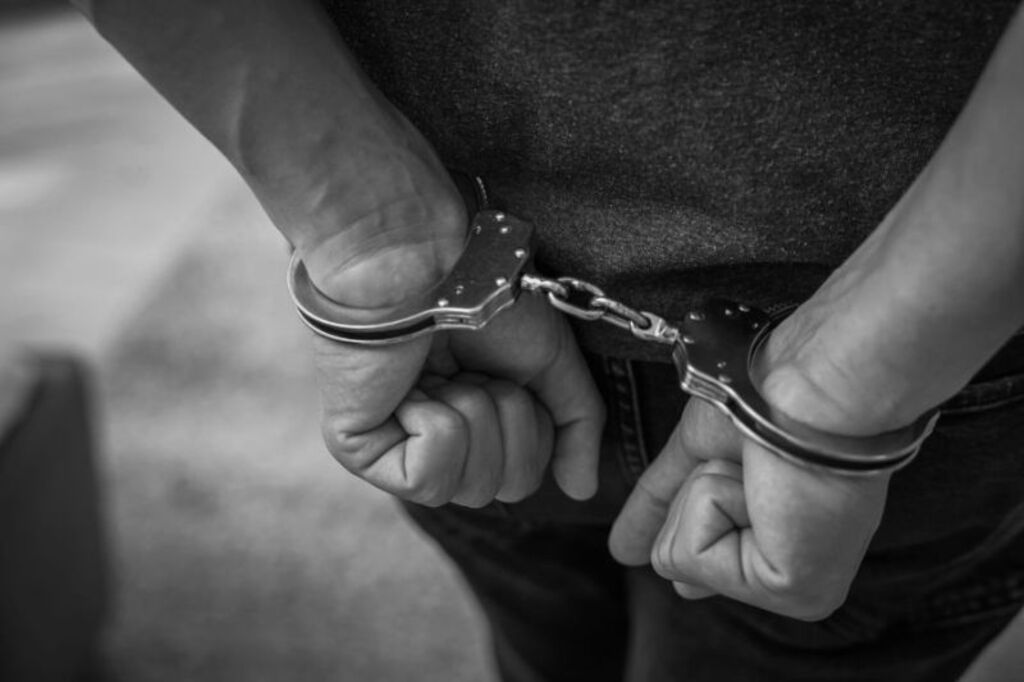 Homem é preso após agredir e ameaçar esposa em Indaial