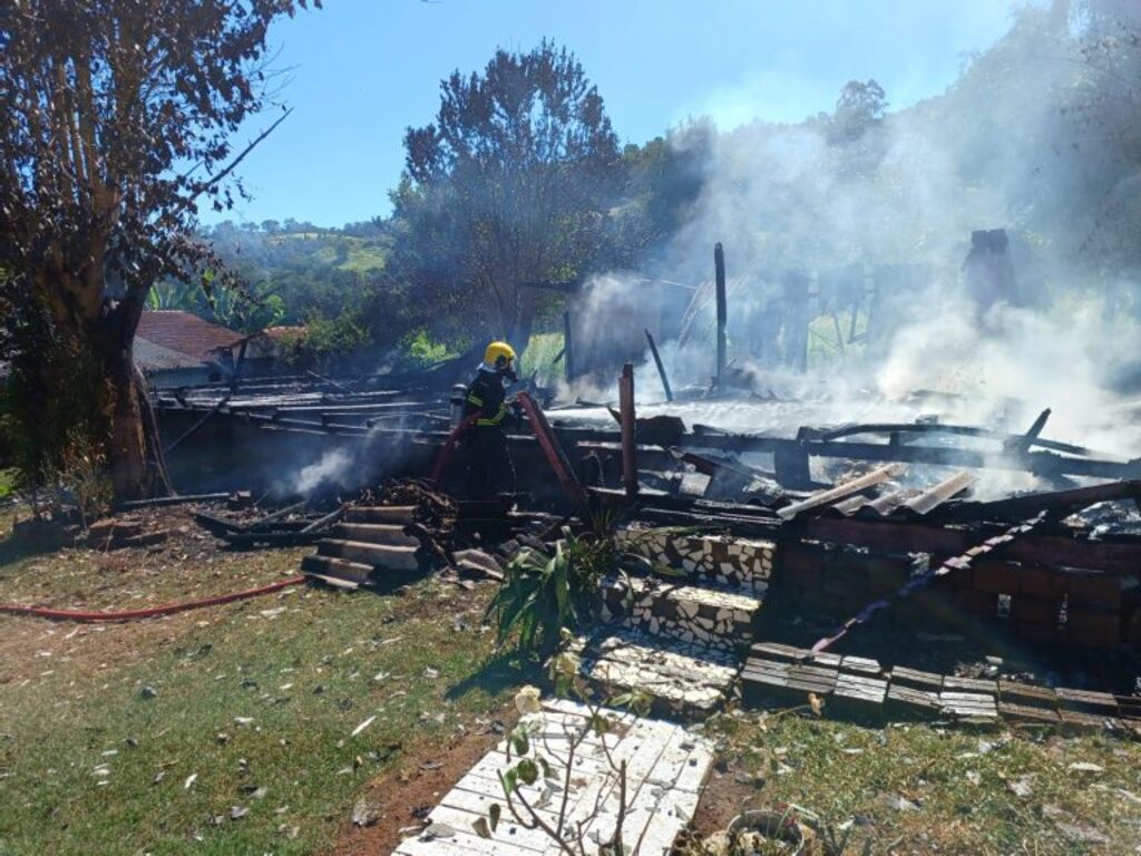 Incêndio destrói residência de madeira no interior de SC