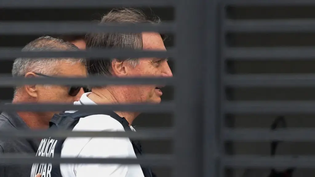 Bolsonaro tem melhora gradual, mas enfrenta dor e fadiga, dizem médicos