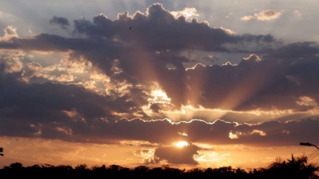 Início de semana será de calor e temporais isolados; feriado terá tempo instável em SC