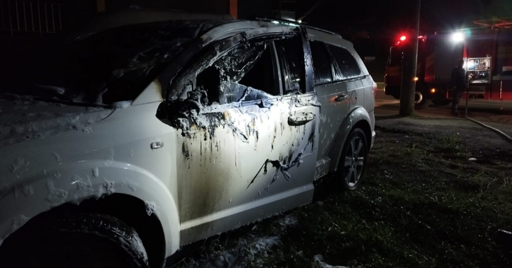 Carro é atingido por incêndio durante a madrugada em Rio do Sul