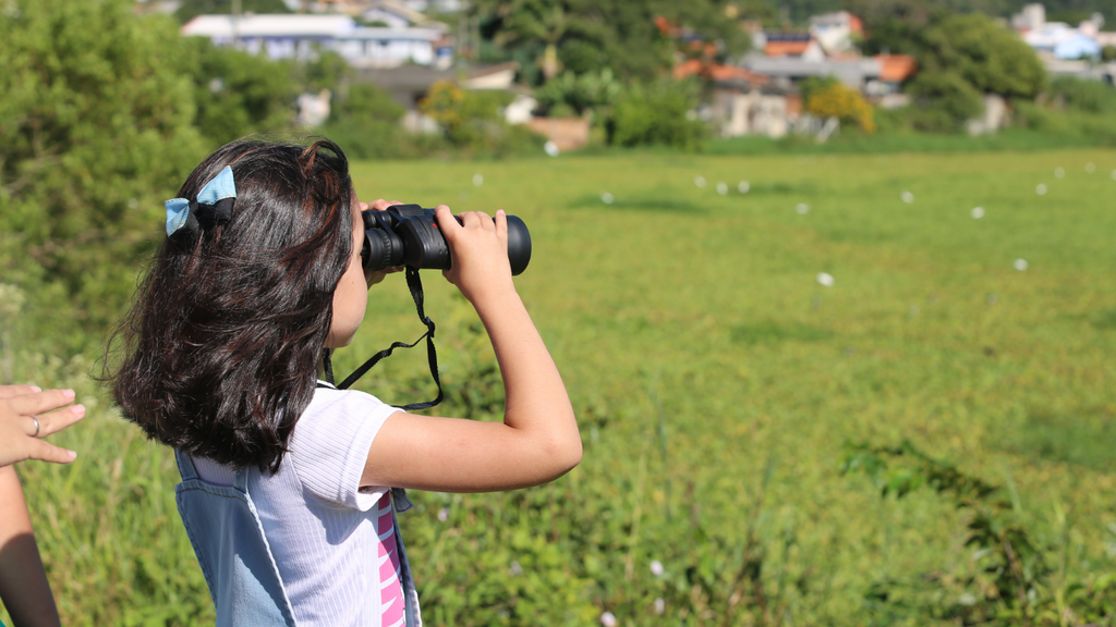 Entre trilhas e binóculos, alunos vivenciam educação ambiental na Lagoa da Bomba, em Imbituba