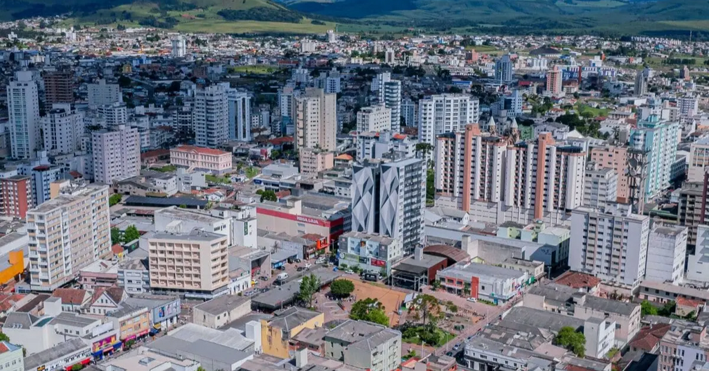 Adolescente de 14 anos é baleada no rosto ao visitar amiga em Lages