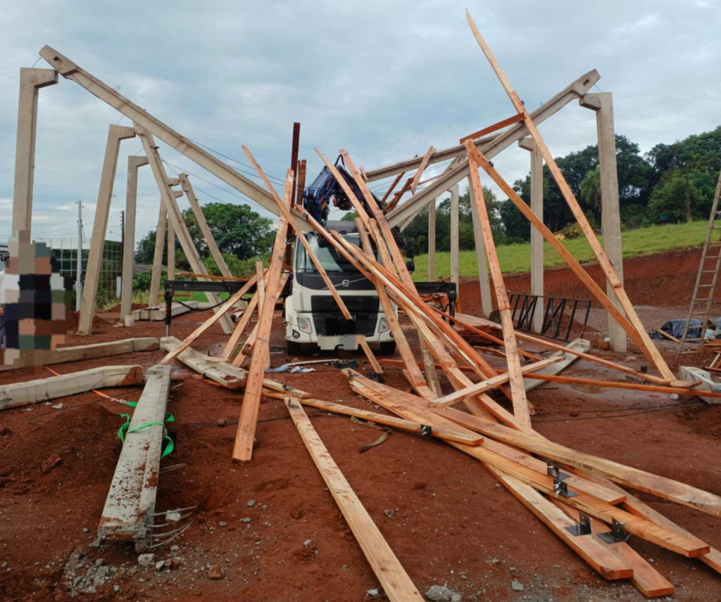 Queda de estrutura de galpão deixa duas pessoas feridas no interior