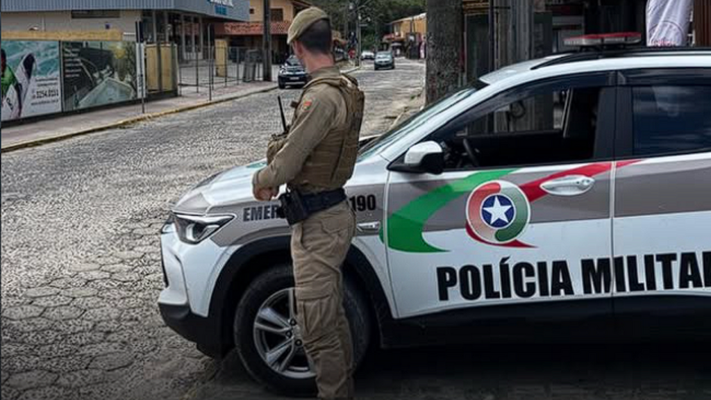 Motocicleta furtada é recuperada em garagem de condomínio no Centro de Garopaba