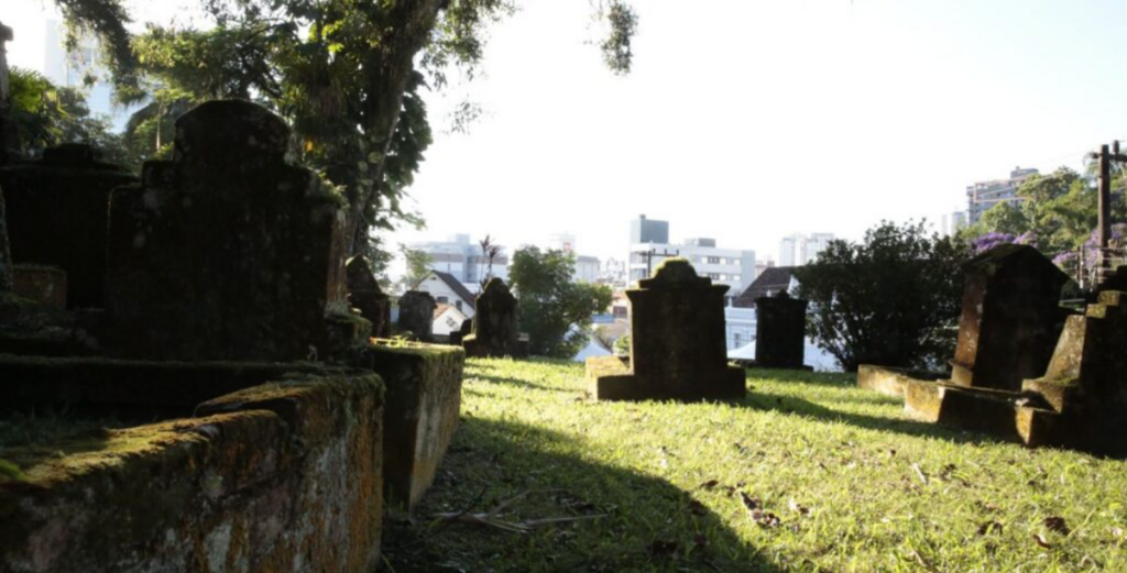 Visita noturna guiada pelo Cemitério do Imigrante de Joinville será nesta quinta-feira