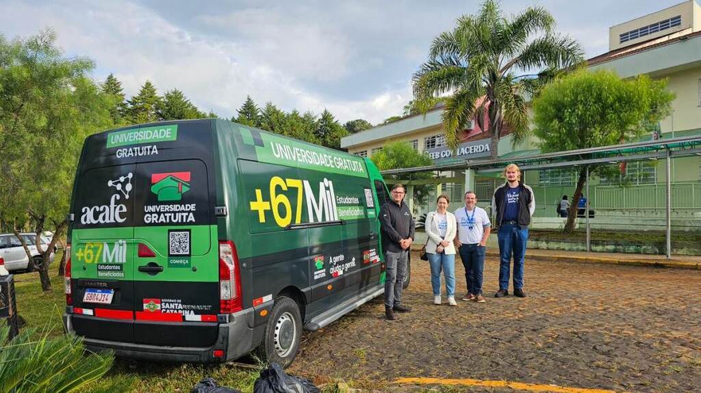UNIVERSIDADE GRATUITA SOBRE RODAS: VANS PERCORREM SANTA CATARINA LEVANDO INFORMAÇÃO E OPORTUNIDADE A ESTUDANTES DA REDE PÚBLICA