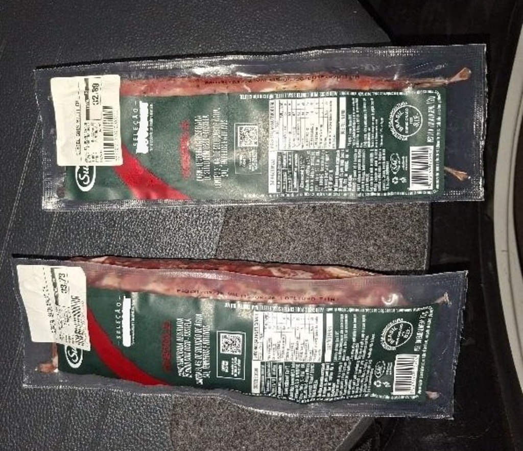 Homem é flagrado com pacotes de costela suína na cintura ao sair de supermercado