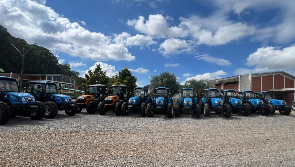 Em Campos Novos, Governo do Estado entrega 50 equipamentos agrícolas para modernizar a produção agrícola catarinense