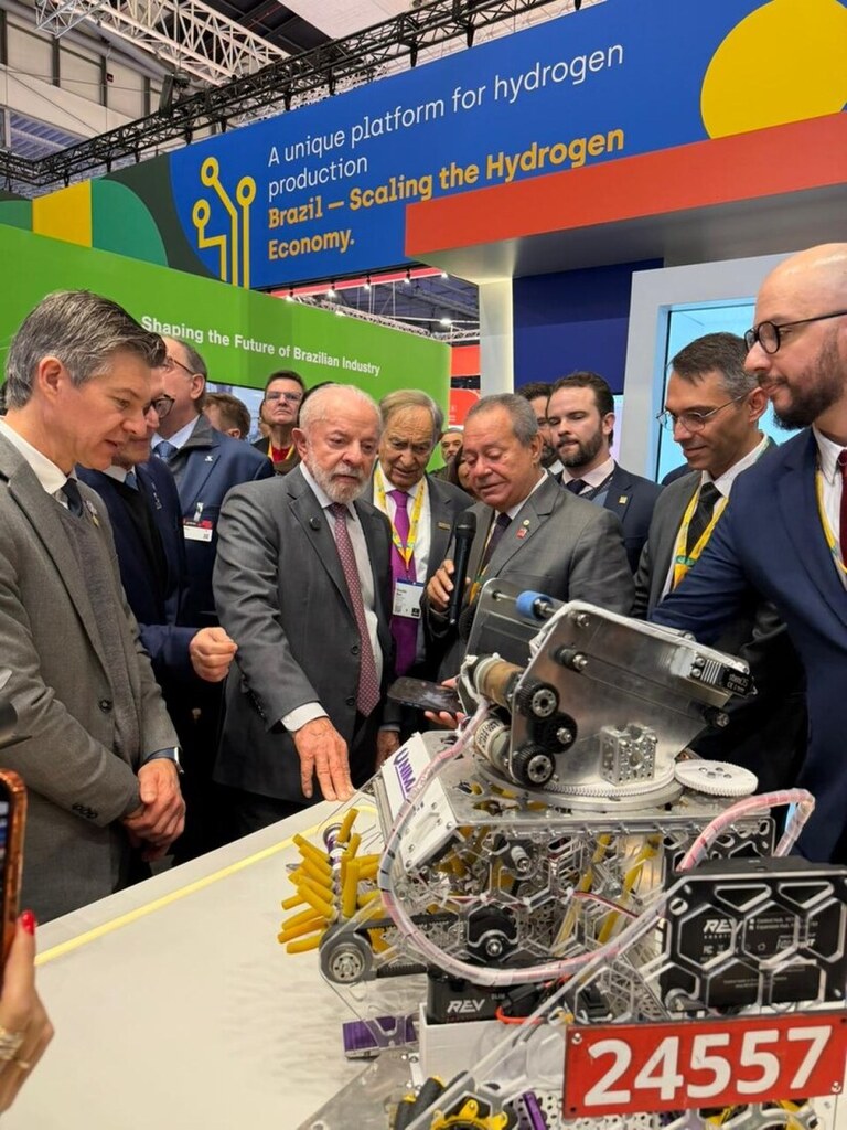 Robô da Escola SESI/SC é exibido na maior feira industrial do mundo, na Alemanha