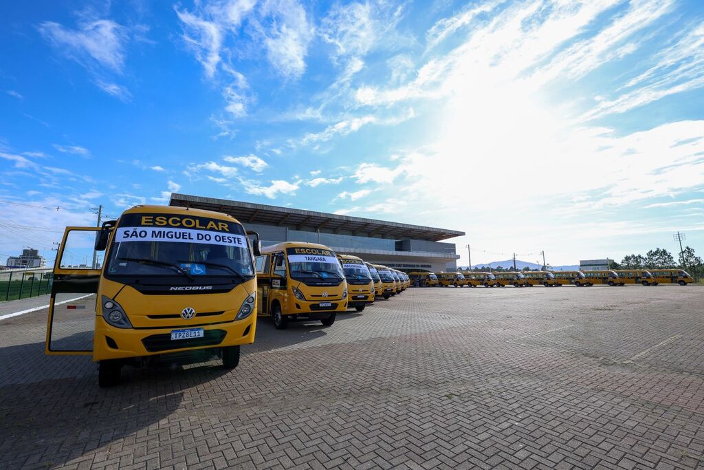Governo de SC finaliza entrega de novos ônibus escolares para transporte de estudantes