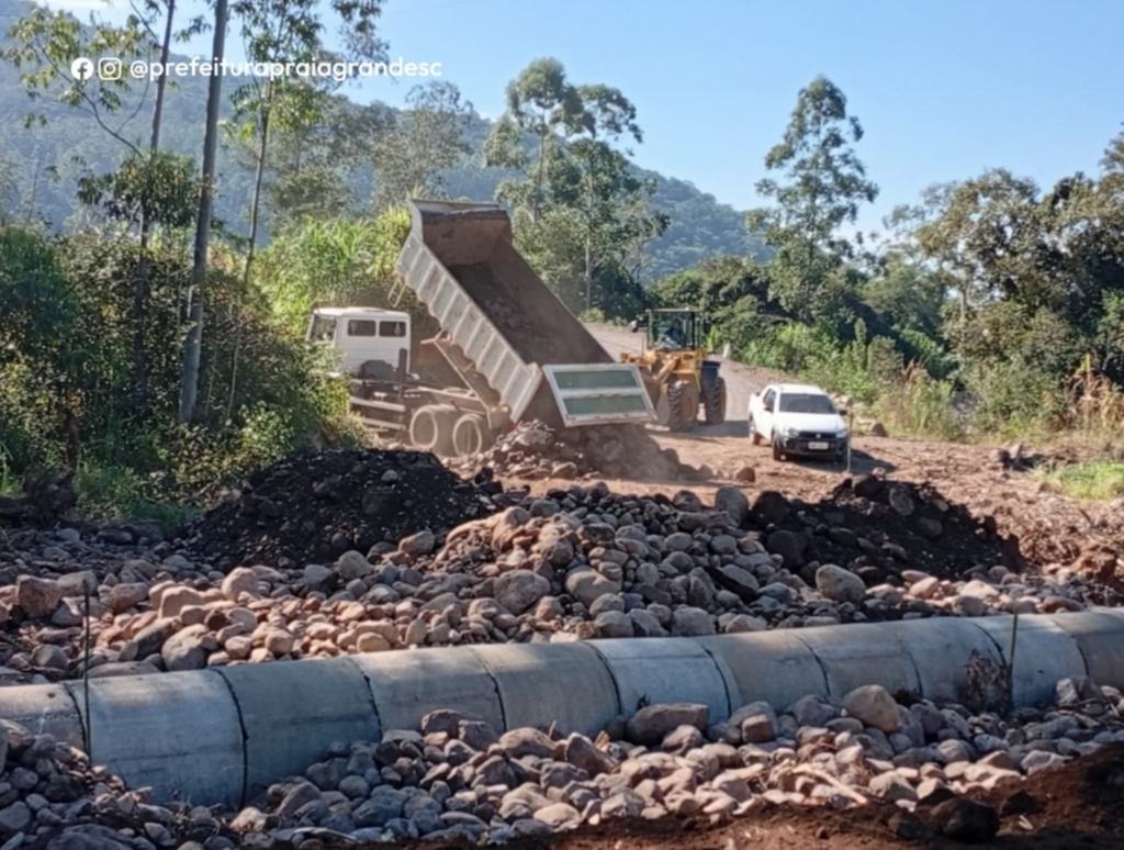 PREFEITURA DE PRAIA GRANDE INTENSIFICA SERVIÇOS DE MANUTENÇÃO EM ESTRADAS DO INTERIOR
