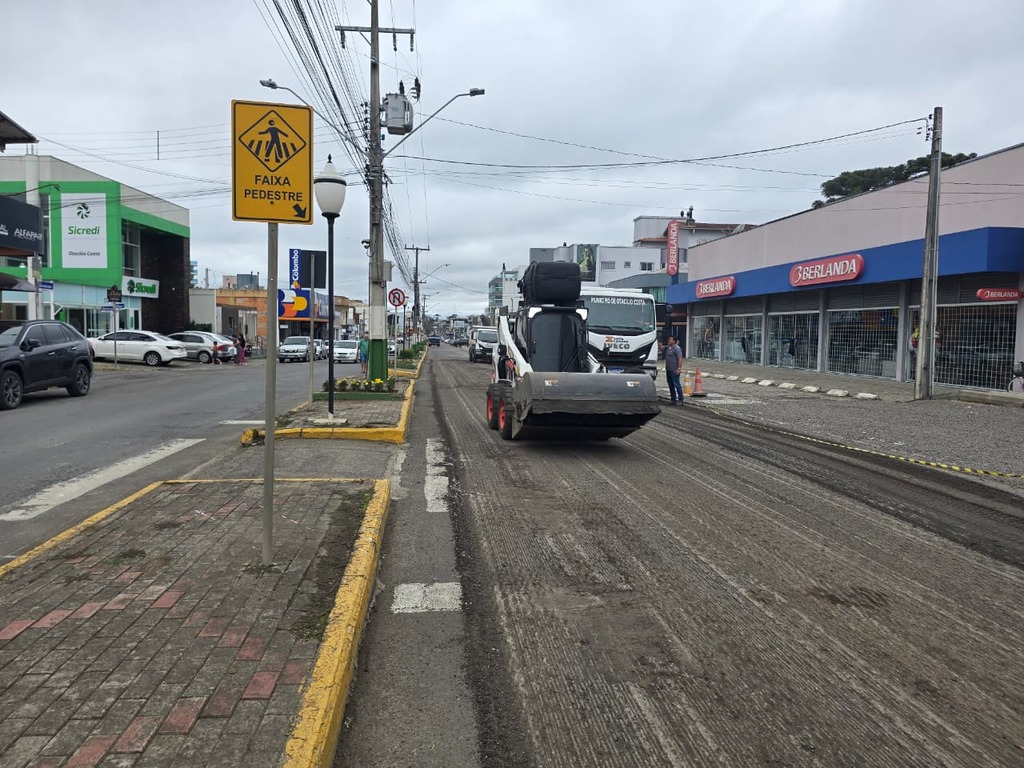 Avenida Olinkraft está recebendo nova camada asfáltica fruto da parceria entre Prefeitura e Casan
