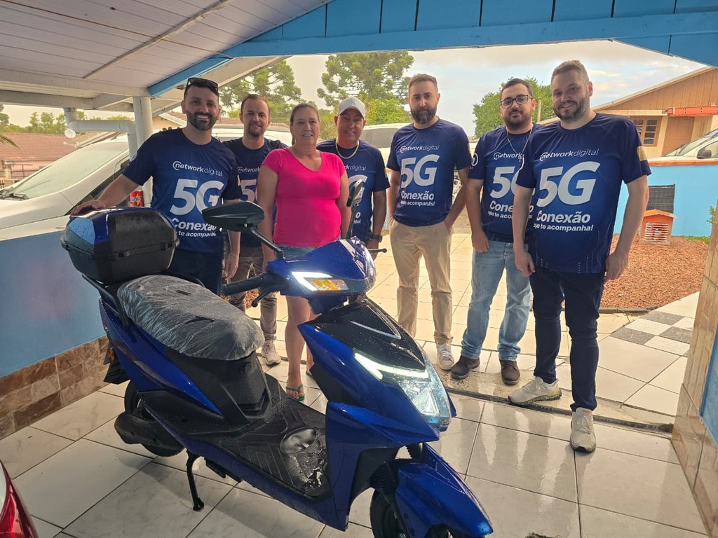 Moradora do Bairro Igaras ganha moto elétrica em sorteio da Network Digital