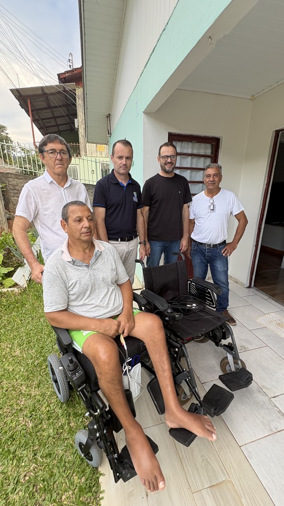 ENTREGA DE CADEIRA DE RODAS GARANTE MAIS DIGNIDADE E ATENDIMENTO HUMANIZADO EM CAPINZAL