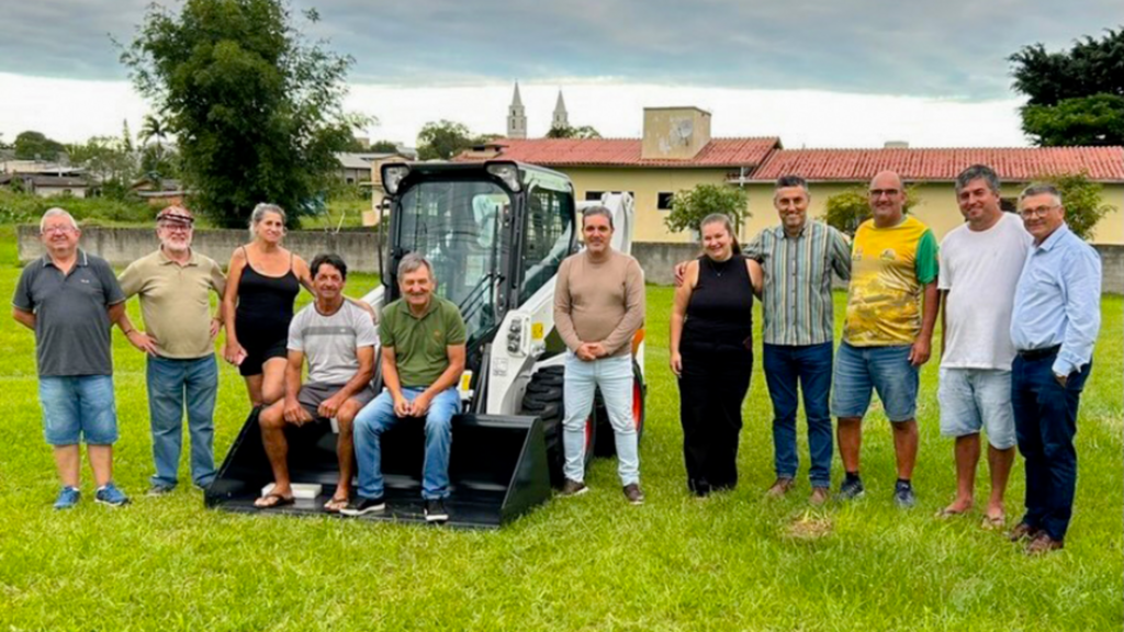 NOVA MINICARREGADEIRA AUXILIA SERVIÇOS  DA SECRETARIA DE OBRAS DE SANTA ROSA DO SUL