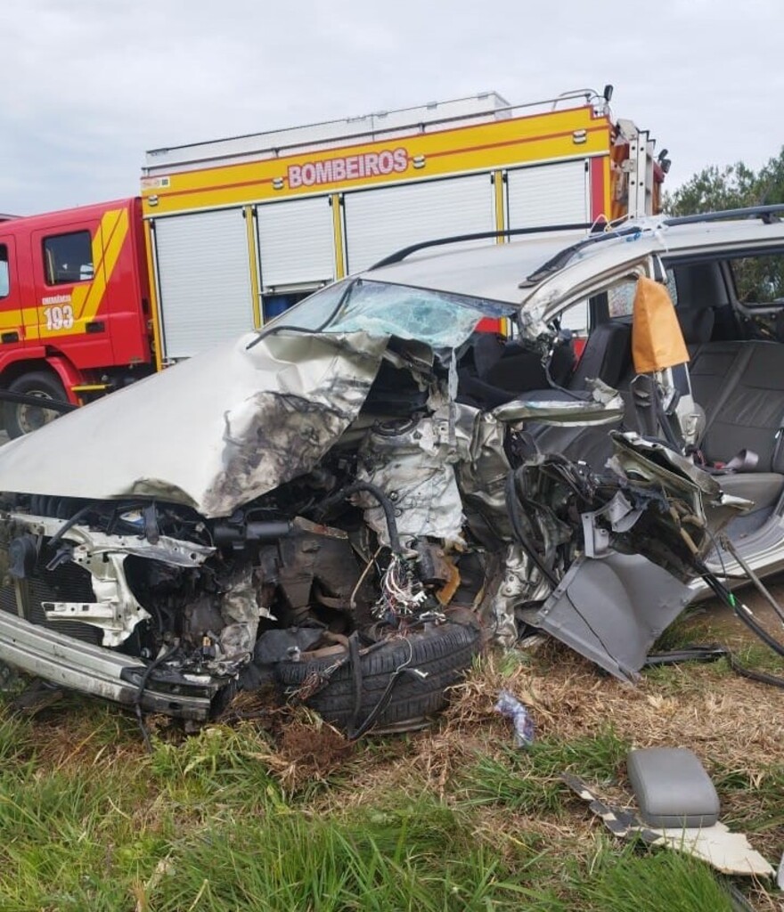 Três pessoas ficam feridas em acidente entre carro e caminhão na BR-282