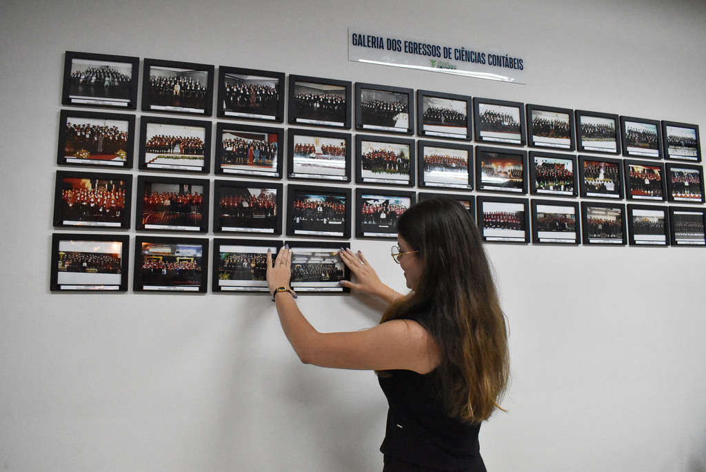 Galeria de Egressos eterniza trajetória dos 40 anos de Ciências Contábeis da Unoesc Joaçaba