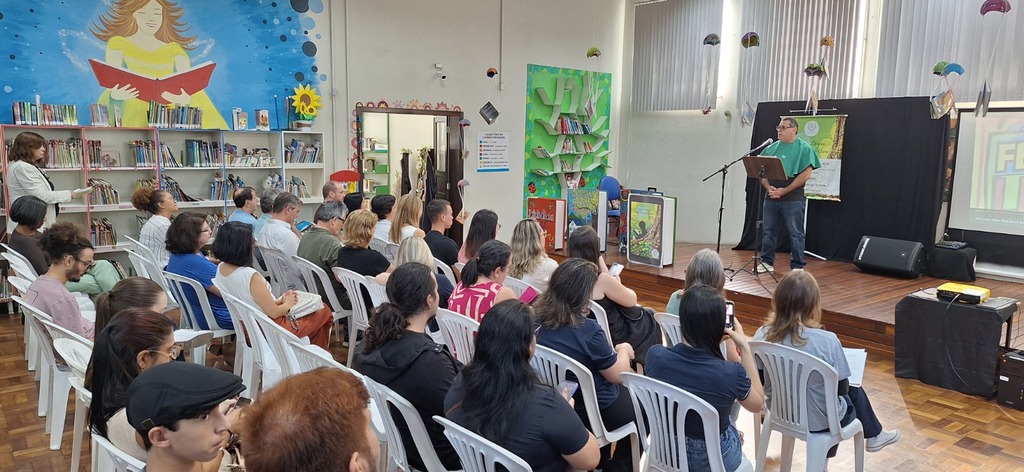 Academia Joinvilense de Letras lançou livro digital com 54 jovens autores e abriu inscrições para 7º Concurso Literário para estudantes de Joinville e região
