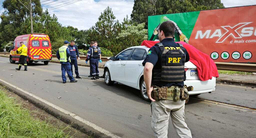 Motociclista para no teto de automóvel após acidente fatal em Chapecó