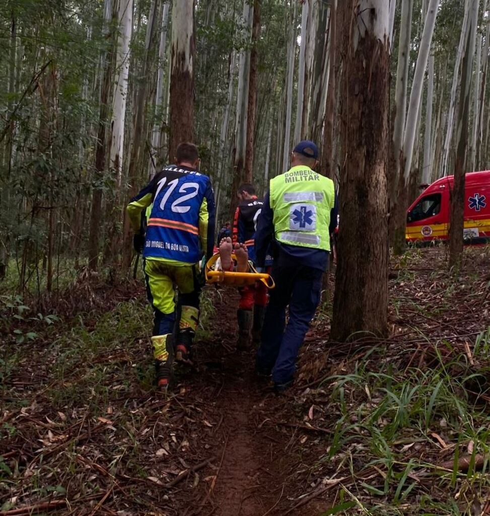 Piloto é socorrido com suspeita de fratura na perna após acidente com moto de trilha no Oeste