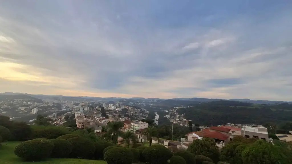 Frente fria se afasta e massa de ar frio derruba temperaturas em Santa Catarina