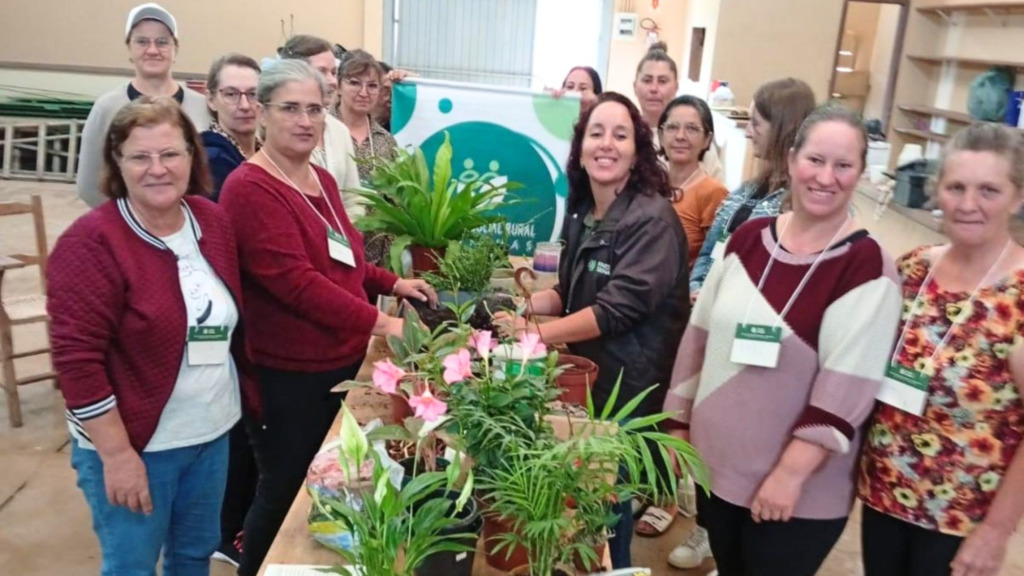 Prefeitura de Canoinhas promove curso de floricultura em Erval Bonito