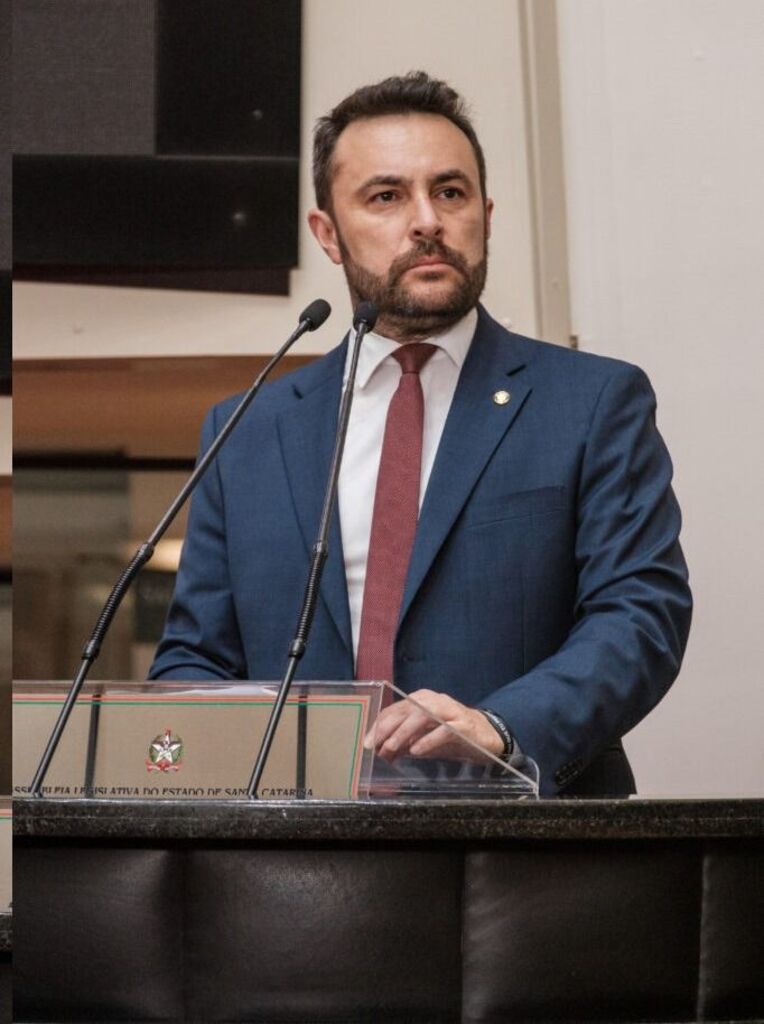 Projeto de lei do Deputado Marcius Machado prevê multa a plataformas que exibirem maus-tratos a animais em SC