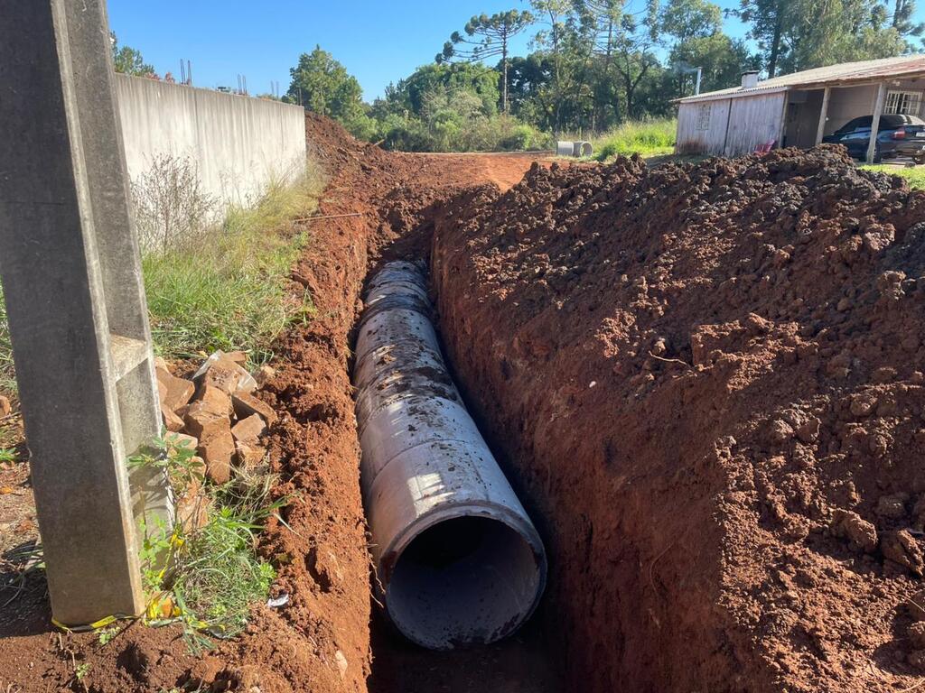 Prefeitura realiza melhorias na Rua Ermelinda Tesser para acabar com alagamentos