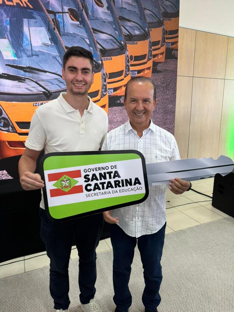 Novo ônibus escolar reforça transporte de estudantes em Águas Frias