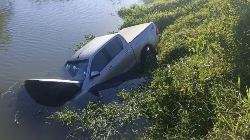 Caminhonete furtada é encontrada em rio e quatro são detidos em SC