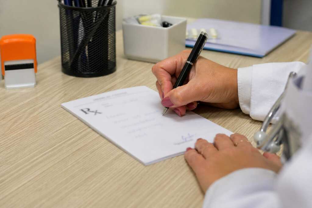 Justiça condena médica por prescrição irregular de medicamentos controlados no Meio-Oeste