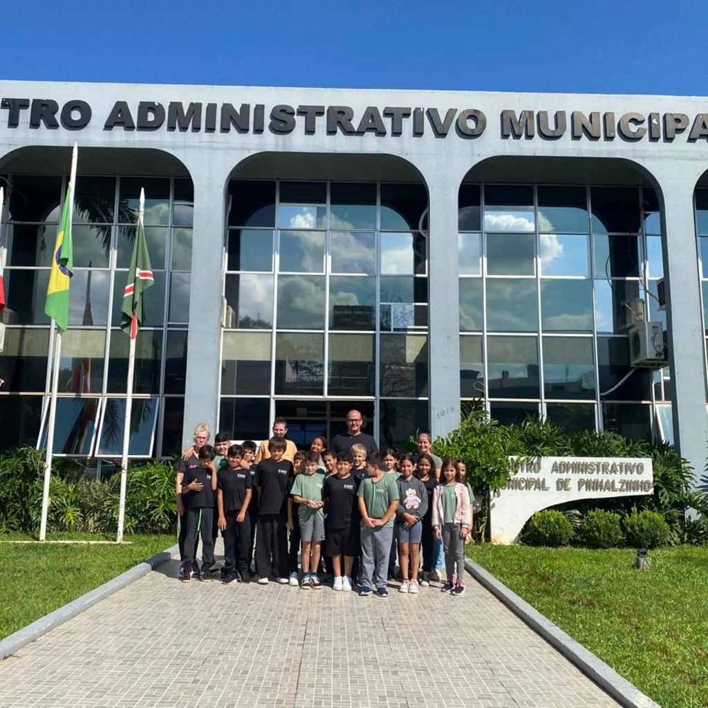 Alunos do 4º ano visitam a Prefeitura de Pinhalzinho e conhecem o funcionamento do Poder Executivo