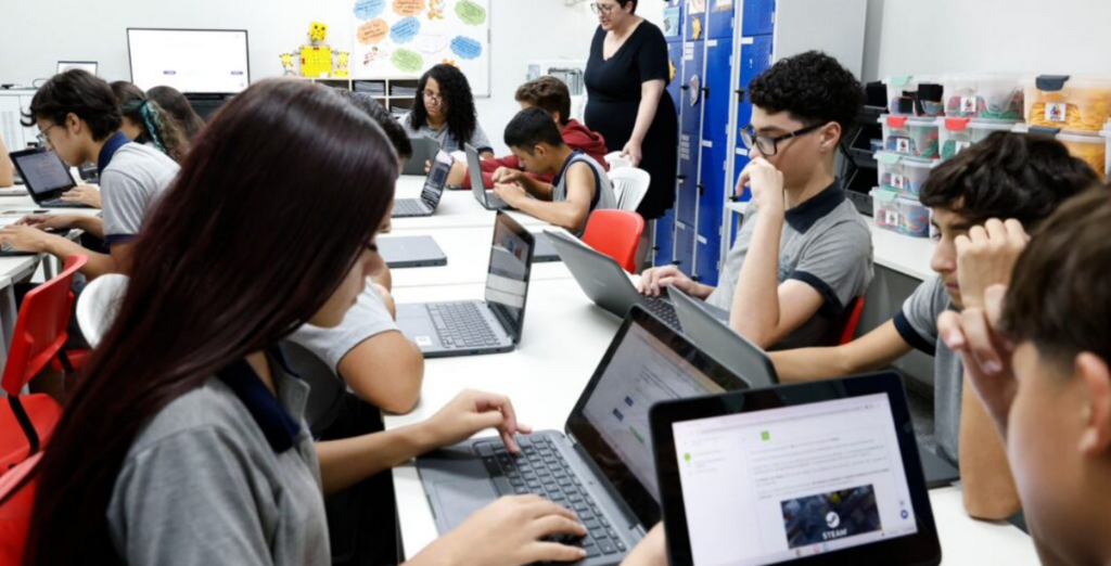 Projeto de contraturno escolar ensina uso da inteligência artificial para alunos da Rede Municipal de Ensino de Joinville