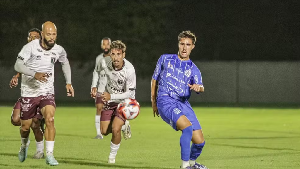 Vitória coloca Blumenau na liderança da Série B estadual