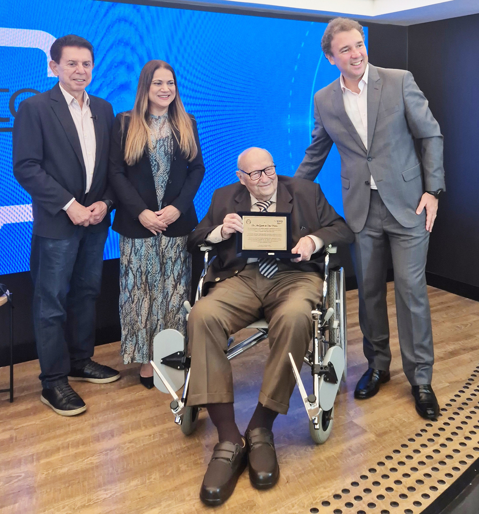 Professor e jurista Ives Gandra Martins foi homenageado na estreia do talk show jurídico 