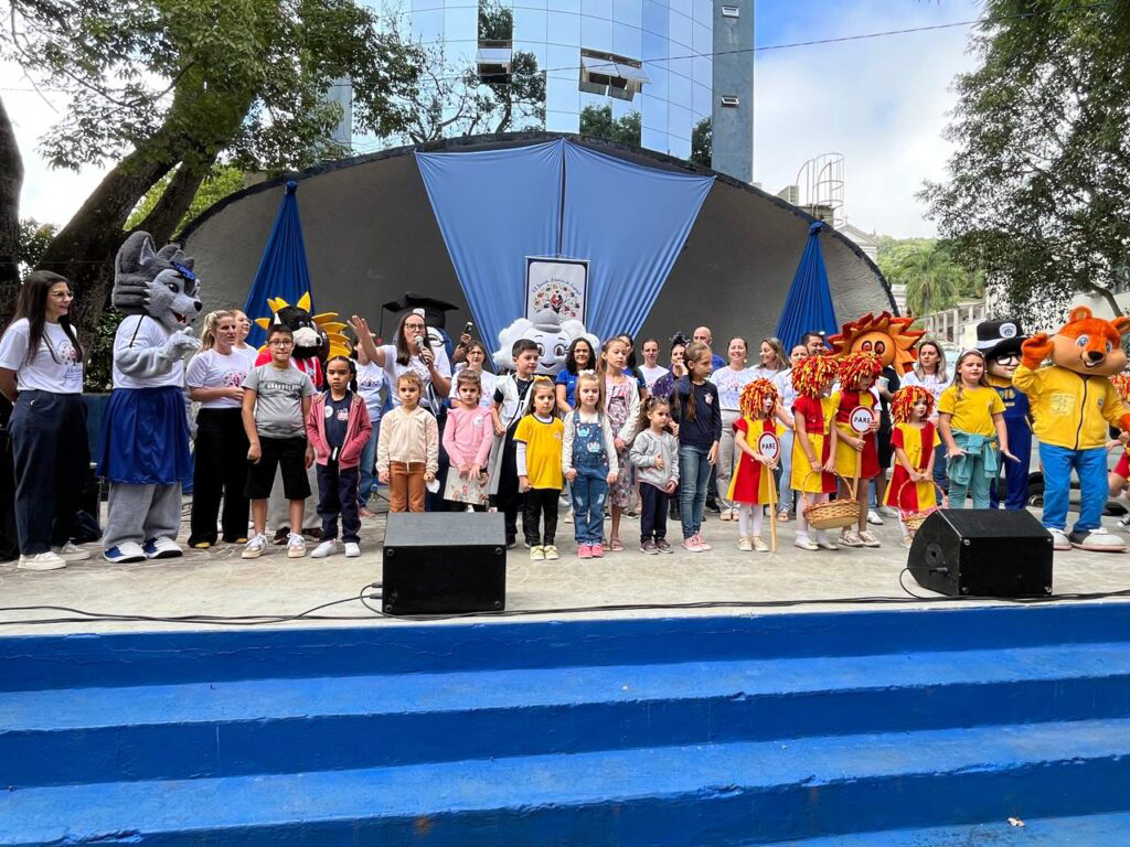 Capinzal transforma praça em palco de cultura no lançamento da Jornada Literária