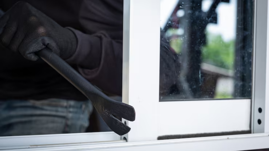 Criminosos invadem casa de temporada e levam eletrodomésticos durante a madrugada em Imbituba