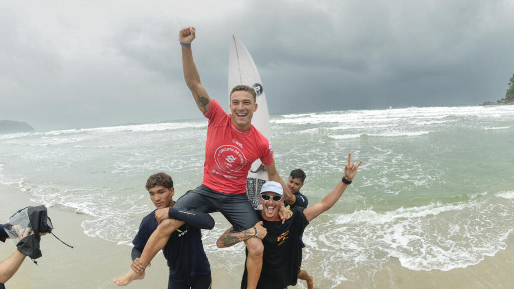 Francisquense Heitor Mueller conquista etapa do Circuito Banco do Brasil de Surfe em Ubatuba