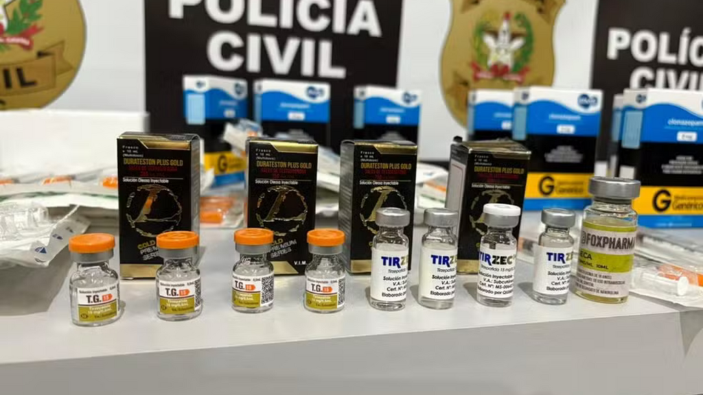 Foto: Divulgação/ PCSC - Homem é internado após usar anabolizante indicado em farmácia irregular; três são presos em SC