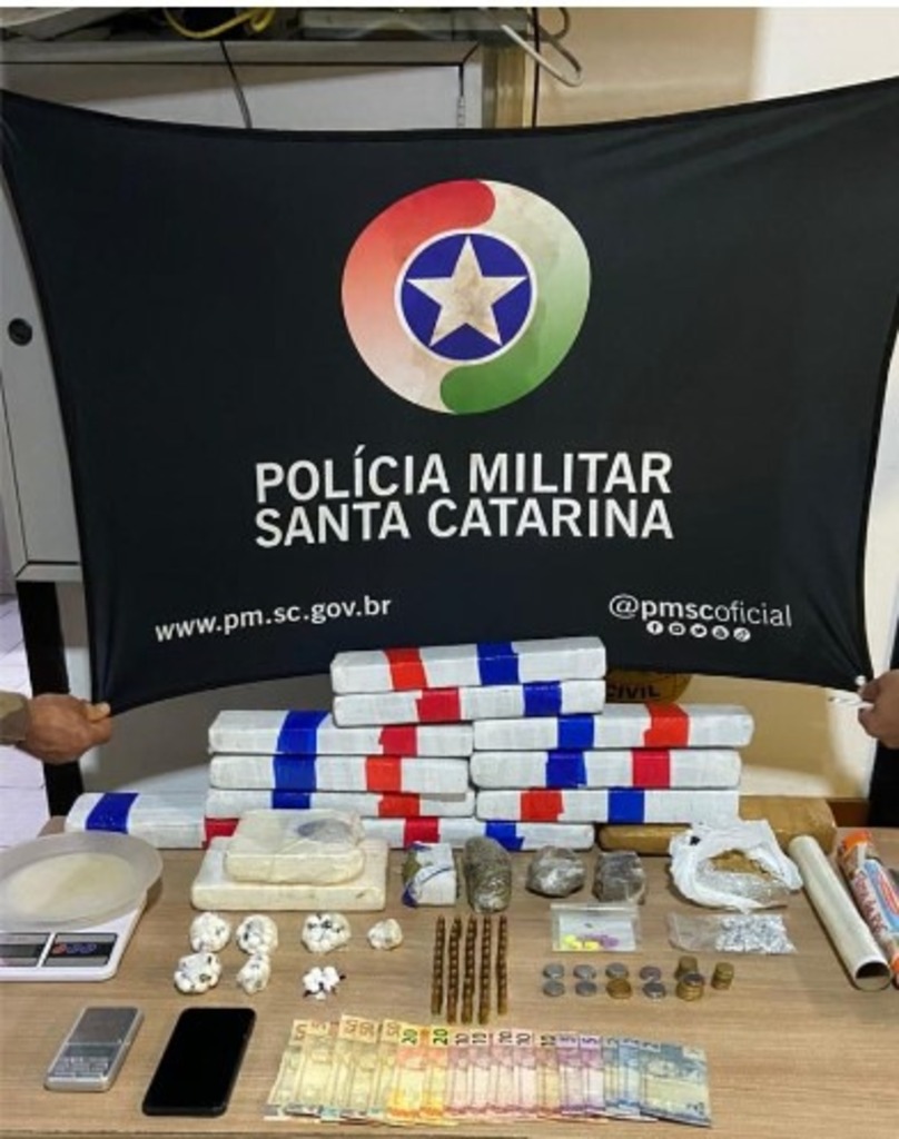 POLICIA MILITAR PRENDE MULHER POR TRÁFICO DE DROGAS EM VILA RIBEIRO PASSO DE TORRES